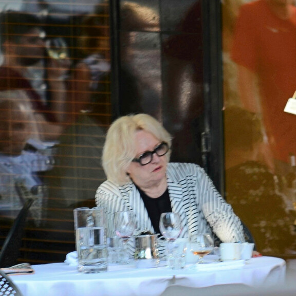 Pöytä täynnä laseja! Viihdelegenda Marjatta Leppänen otti ilon irti terassilla – paljonkertova kuva! Marjatta Leppänen terassilla.