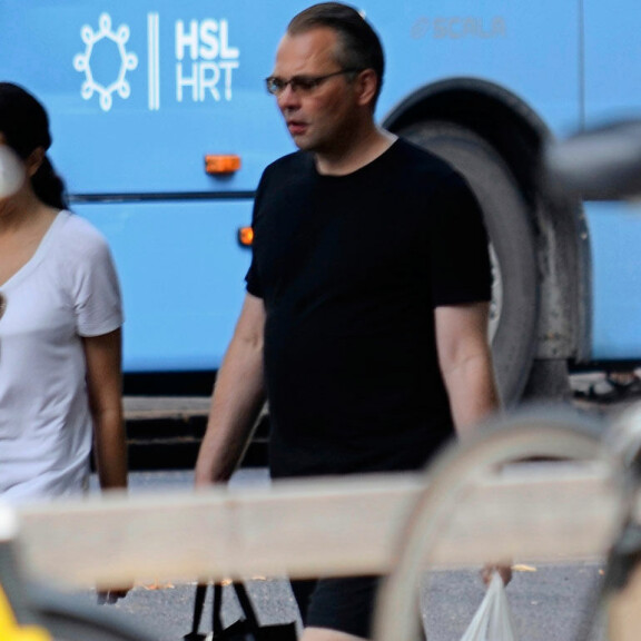 Ministeri Jussi Niinistö bongattiin kauppareissulta: vaimo nakitti kantojuhdaksi - kuvat! Jussi Niinistö kauppareissulla.