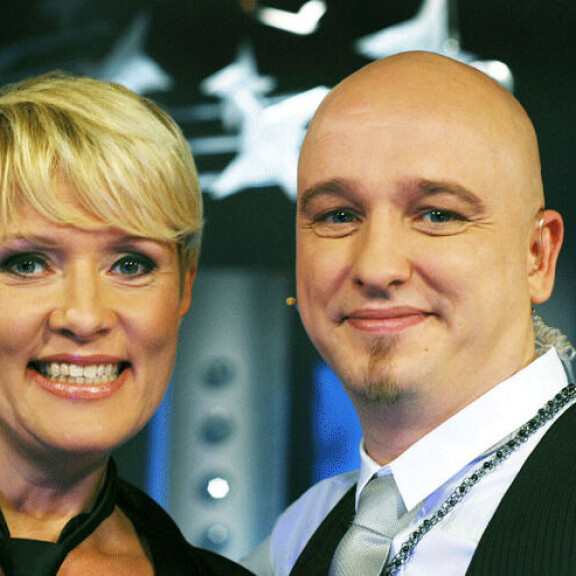 Hanna-Riikka ja Sami Hintsanen Ylen Tartu Mikkiin -ohjelmassa vuonna 2009. Sanna-Riikka ja Sami Hintsanen Ylen Tartu Mikkiin -ohjelmassa vuonna 2009.