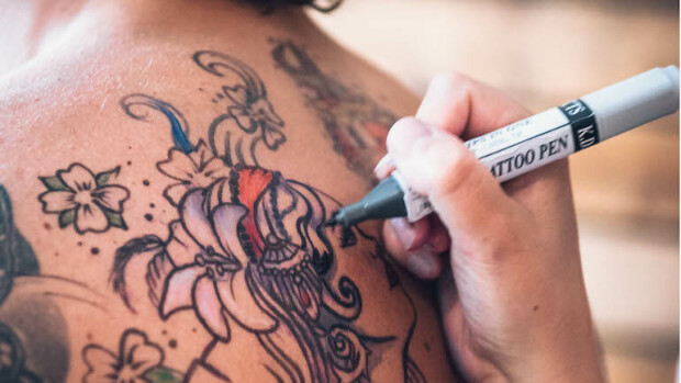 Tatuoitu mies poisti peniksensä: sukupuolielin oli taideteoksen tiellä - hurjat kuvat! Mies on 90-prosenttisesti tatuointien peitossa.