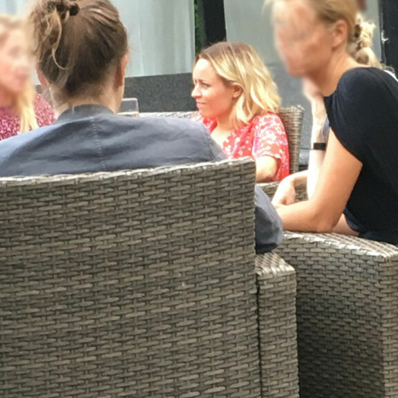 Paula Vesala lopetti piileskelyn: juhlii rennosti rakkaansa Samuli Edelmannin 50-vuotisjuhlissa - kuva! Paula Vesala