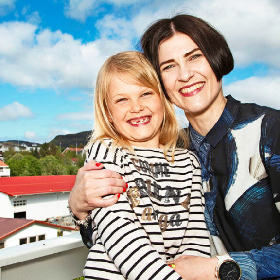 Nykyään onnellisena Sophietyttärensä kanssa elävä Linn sairasti Crohnin taudin vaikeinta muotoa. Hänelle tehtiin avanne jo 20-vuotiaana. Nykyään onnellisena Sophietyttärensä kanssa elävä Linn sairasti Crohnin taudin vaikeinta muotoa. Hänelle tehtiin avanne jo 20-vuotiaana.