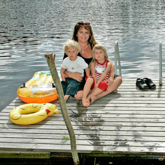 Perheellä on yhä mökki Sammatissa. Vuonna 2004 otetun kuvan jälkeen lapset ovat jo kasvaneet isoiksi. Milena on 18 ja Joakim 15. Perheellä on yhä mökki Sammatissa. Vuonna 2004 otetun kuvan jälkeen lapset ovat jo kasvaneet isoiksi. Milena on 18 ja Joakim 15.