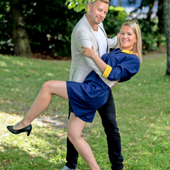 Kuninkaallinen taivutus. Kuningas nappasi kuningattaren tangon pyörteisiin. Kuninkaallinen taivutus. Kuningas nappasi kuningattaren tangon pyörteisiin.