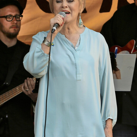 Katri Helenalle oli kova paikka keskeyttää juhannuskeikka. Katri Helenalle oli kova paikka keskeyttää juhannuskeikka.