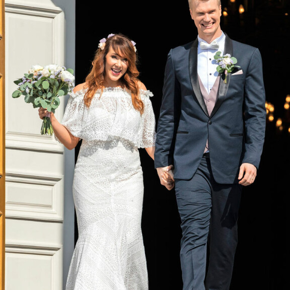 Vastanaineet olivat yhtä hymyä marssiessaan Helsingin Tuomiokirkon pihalle, jossa yleisö aplodeerasi heille villisti. Vastanaineet olivat yhtä hymyä marssiessaan Helsingin Tuomiokirkon pihalle, jossa yleisö aplodeerasi heille villisti.