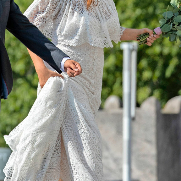 Milla-morsio oli valinnut boheemin, jopa hippityttömäisen hääasun, jonka paljaat olkapäät ovat tämän kesän kuumimpia trendejä. Milla-morsio oli valinnut boheemin, jopa hippityttömäisen hääasun, jonka paljaat olkapäät ovat tämän kesän kuumimpia trendejä.