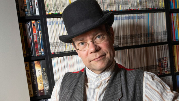 Villiin länteen hurahtanut turkulainen perheenisä: Tyttäreni sai rippilahjaksi haulikon! Mauri Kiviranta antoi tyttärelleen lahjaksi haulikon.