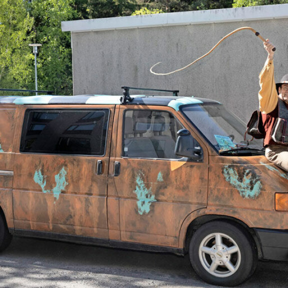 Vuosimallin 1993 VW Transporter -pakettiauto käy tarpeen vaatiessa peltilehmästä, jonka päällä lehmipaimenen kelpaa vahtia. Vuosimallin 1993 VW Transporter -pakettiauto käy tarpeen vaatiessa peltilehmästä, jonka päällä lehmipaimenen kelpaa vahtia.