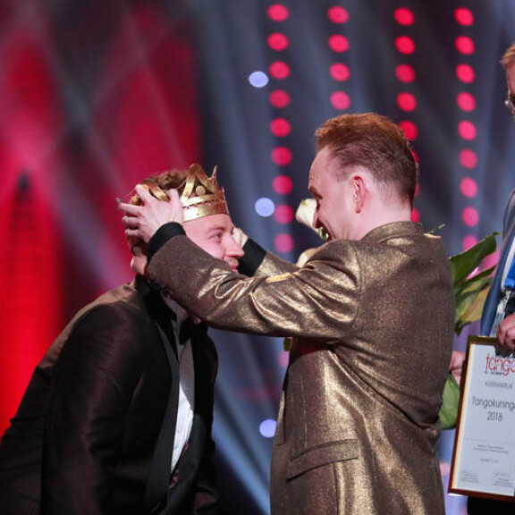 Viime vuoden tangokuningas Teijo Lindström luovutti kruununsa Jarno Kokolle. Jarno Kokko