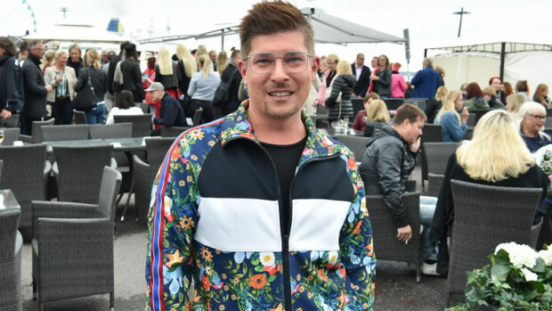 Nylon Beatin kanssa esiintyvä Sohvaperunat-Jari joutui pulaan keikkamatkalla! Jari Peltola esiintyy Nylon Beatin kanssa.