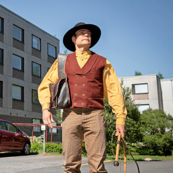 Mr. Mark Stone alias Mauri Kiviranta eläytyy villin lännen rooliinsa turkulaisessa kotilähiössään. – Tämä asu on peruscowboyta, karjanajosta juuri tultu ja saluunaan matkalla. Mr. Mark Stone alias Mauri Kiviranta eläytyy villin lännen rooliinsa turkulaisessa kotilähiössään. – Tämä asu on peruscowboyta, karjanajosta juuri tultu ja saluunaan matkalla.