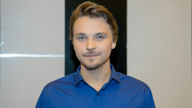 Hurja muodonmuutos! Roope Salminen on karistanut rajusti kiloja - paljon kertova kuvavertailu! Roope Salminen pudotti roimasti kiloja elokuvaroolia varten.