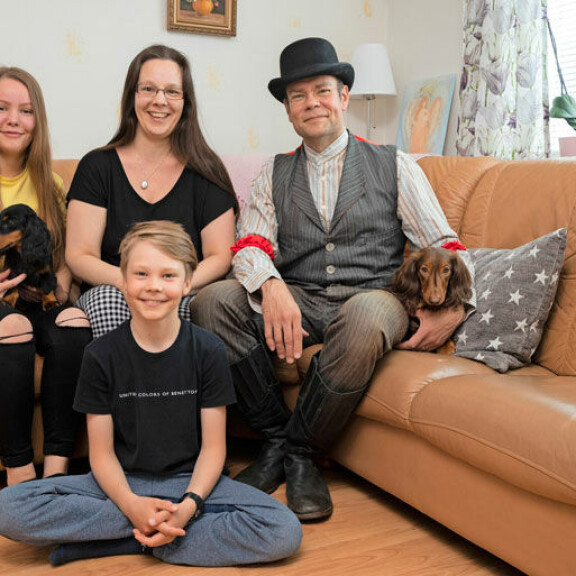 Kivirannan perheen lännen tyylinen poseeraus! Vas. tytär Matilda, vaimo Marika, Mauri ja Marlo. Lemmikkikoirat Milo (vas.) ja Manu viihtyvät sylissä. – Knalli oli tyypillinen hattu lännessä. Tämä asu on ”city-slickerin”, herrasmiehen tyyliä. Kivirannan perheen lännen tyylinen poseeraus! Vas. tytär Matilda, vaimo Marika, Mauri ja Marlo. Lemmikkikoirat Milo (vas.) ja Manu viihtyvät sylissä. – Knalli oli tyypillinen hattu lännessä. Tämä asu on ”city-slickerin”, herrasmiehen tyyliä.