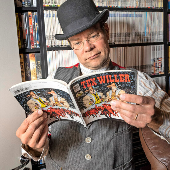 Maurin kotona on hyllyllinen Tex Willer -sarjakuvia. – Innostuin Willereistä jo viiden vanhana. Maurin kotona on hyllyllinen Tex Willer -sarjakuvia. – Innostuin Willereistä jo viiden vanhana.