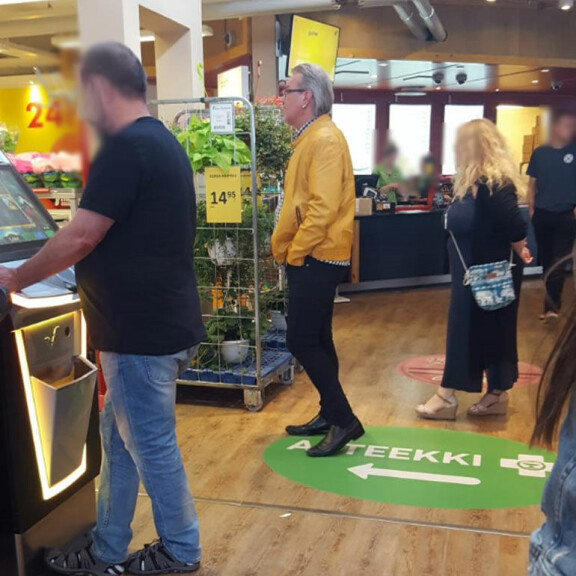 Puumat iskivät Kymenlaaksossa! Rouvat piirittivät näyttelijä Juha Veijosta, 58, huoltoasemalla – silminnäkijä: ”Selvisi ammattimiehen elkein” Juha Veijonen.