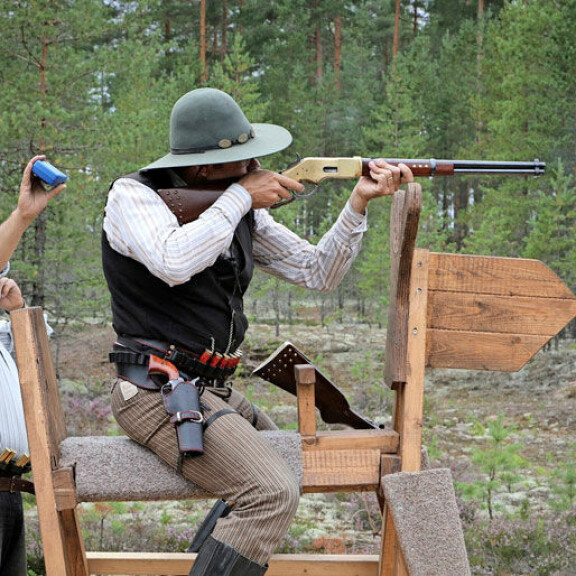 Cowboyammunnassa räiskitään vipulukkokiväärillä, haulikolla ja revolverilla. Cowboyammunnassa räiskitään vipulukkokiväärillä, haulikolla ja revolverilla.