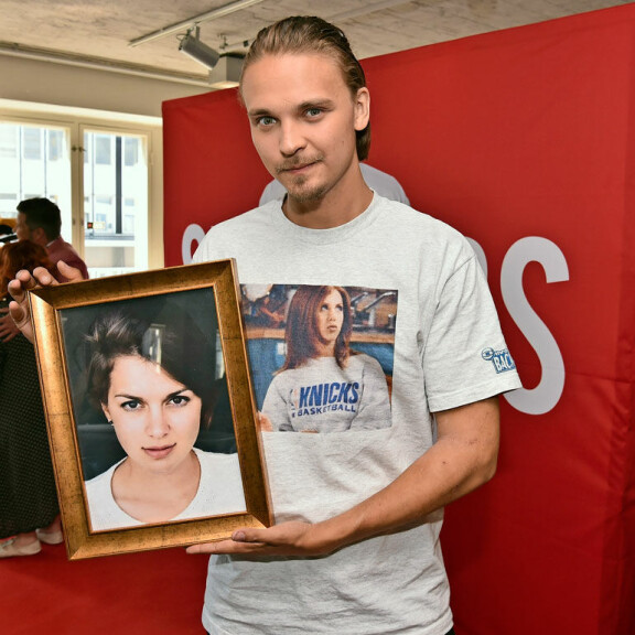 Roopen vastanäyttelijäna Swingersissä on Mimosa Willamo, joka pääsi elokuvan lehdistötilaisuuteen vain taulussa. Roopen vastanäyttelijäna Swingersissä on Mimosa Willamo, joka pääsi elokuvan lehdistötilaisuuteen vain taulussa.