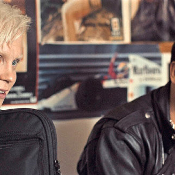 Näin pyöreäposkisena Roope (oik.) näytteli punkkari Antti Lautalaa 2016 Apulanta-yhtyeestä kertoneessa Teit meistä kauniin -elokuvassa. Toni Wirtasen roolissa oli Tatu Sinisalo. Näin pyöreäposkisena Roope (oik.) näytteli punkkari Antti Lautalaa 2016 Apulanta-yhtyeestä kertoneessa Teit meistä kauniin -elokuvassa. Toni Wirtasen roolissa oli Tatu Sinisalo.