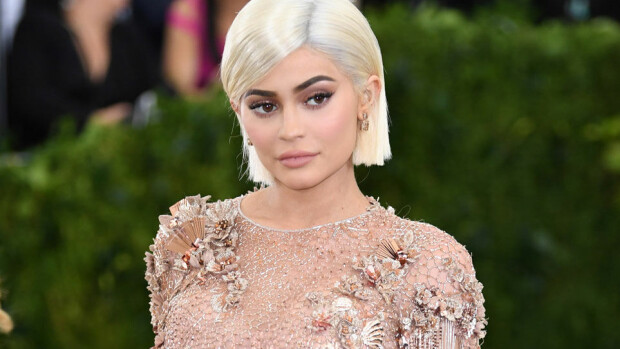 Kylie Jenner teki todella radikaalin ulkonäkömuutoksen – tuoreet kuvat paljastavat totuuden operaation jälkeisistä kasvoista! Kylie Jenner