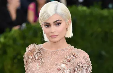 Kylie Jennerin uutuuskampanja: Kuhertelee mutaisena itsensä kanssa