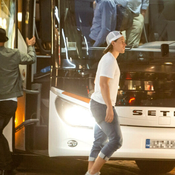 Helsinki 8.7. klo 00:14. Niklas Hagman (vas.) ja Erik Haula saapuvat bussista ravintola Teatterille. Helsinki 7.7. klo 00:14. Niklas Hagman (vas.) ja Erik Haula saapuvat bussista ravintola Teatterille.