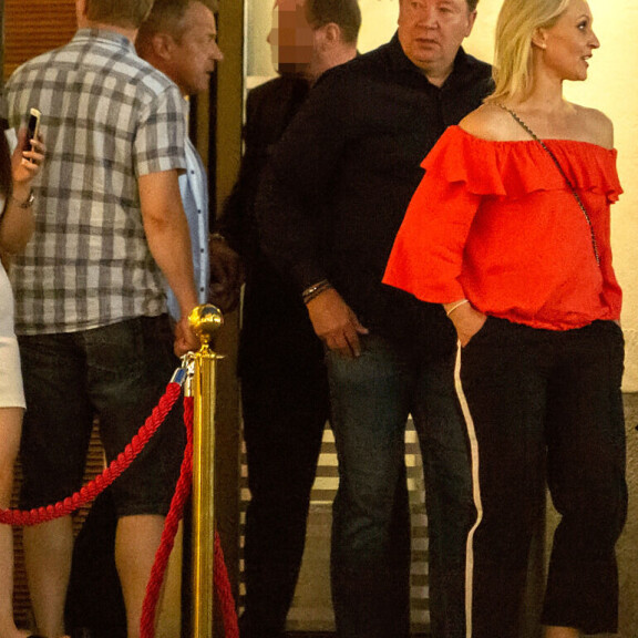 Kello 02:41. Koomikko Jukka Laaksonen (vas.) sekä Jari ja Vanessa Kurri poistuvat ravintola Teatterista. Kello 02:41. Jari ja Vanessa Kurri poistuvat ravintola Teatterista.
