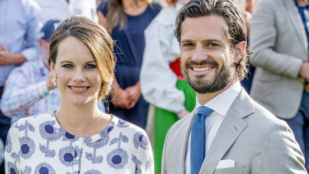 Prinssi Carl Philip karisti perheensä kanssa kotimaan pölyt – prinsessa Sofia esitteli häikäisevää rantakuntoaan Rivieralla! Kuvat! Carl Philip ja Sofia lähtivät lomalle.