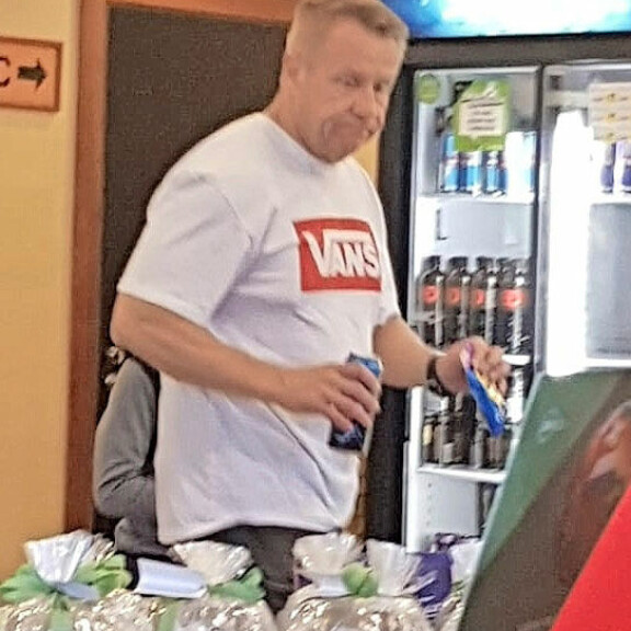 Olli Lindholm tankkasi karkkia ja energiajuomaa – kuva! Olli Lindholmin ostokset.