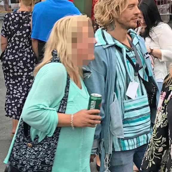 Tosi-tv-tähti Sauli Koskisen juhli railakkaasti kolme päivää putkeen! Joka päivälle oma festarilook – kuva! Sauli Koskinen viihtyi festareilla.