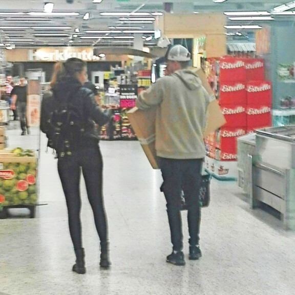 Kääk! Postipaketti väsytti ex-missin – Sara Chafak jätti kantotyöt Tuomas-rakkaalleen! Kuva! Sara Chafak antoi paketin Tuomaksen kannettavaksi.