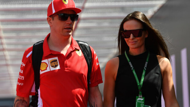 Minttu Räikkönen onnitteli Kimiä hyvästä sijoituksesta Itävallan gp:ssä: intiimi lemmenhetki F1-varikolla – kuva! Kimi ja Minttu Räikkönen