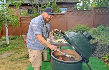 Huippukokki Akseli Herlevin vinkit burgeribileisiin: Jäätelöä ja Nutellaa sämpylän väliin!
