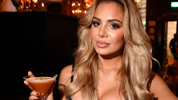 Paloivatko jättirintasi auringossa, Sofia Belórf? Kuvamateriaali superantavasta kaula-aukosta pysäyttää - katso! sofia belorf