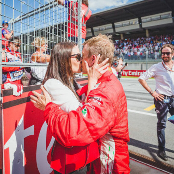 Minttu Räikkönen onnitteli Kimiä hyvästä sijoituksesta Itävallan gp:ssä: intiimi lemmenhetki F1-varikolla – kuva! Minttu ja Kimi Räikkönen