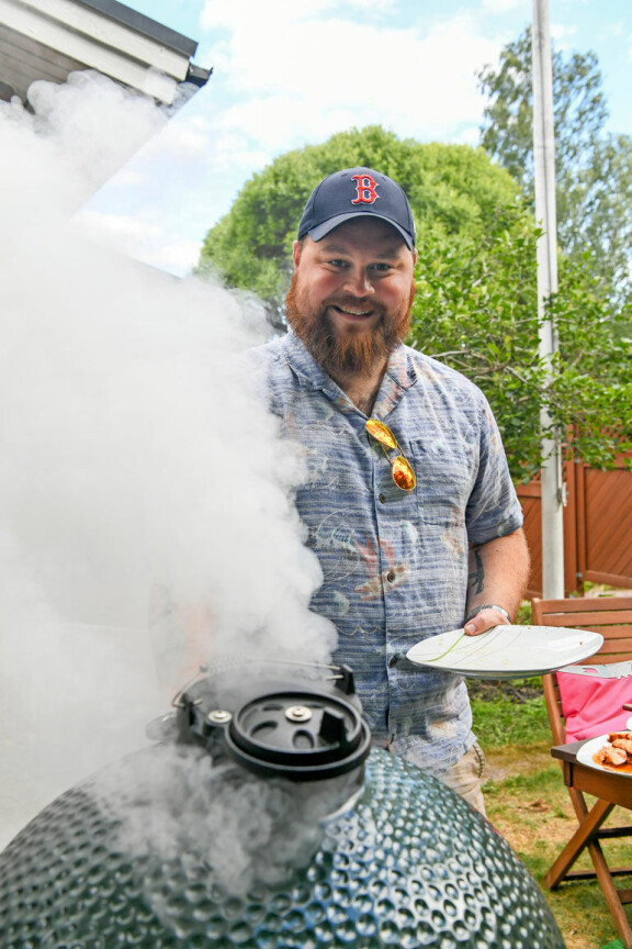 Tehokkaan hiiligrillin kanssa saa olla tarkkana, ettei polta itseään. Tehokkaan hiiligrillin kanssa saa olla tarkkana, ettei polta itseään.