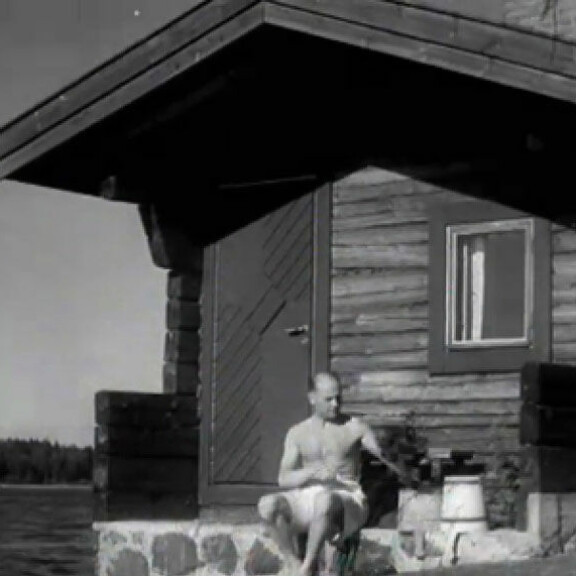 Yhdeksänkertainen olympiavoittaja Paavo Nurmi vältteli koko uransa julkisuutta. Ylen Elävästä arkistosta löytyy kuitenkin dokumenttipätkä, jossa hän saunoo mökkisaarellaan vuonna 1948. Yhdeksänkertainen olympiavoittaja Paavo Nurmi vältteli koko uransa julkisuutta. Ylen Elävästä arkistosta löytyy kuitenkin dokumenttipätkä, jossa hän saunoo mökkisaarellaan vuonna 1948.