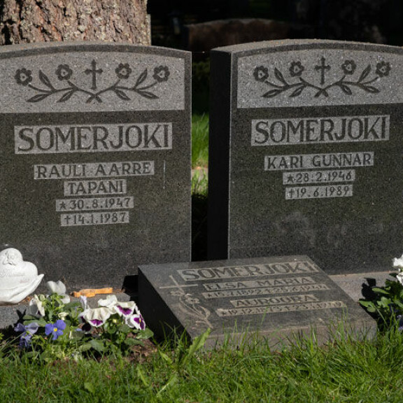 Tällaisia ovat rakastettujen muusikoiden viimeiset leposijat: Badding lepää veljensä vieressä - kuvat! Rauli Somerjoen hauta.