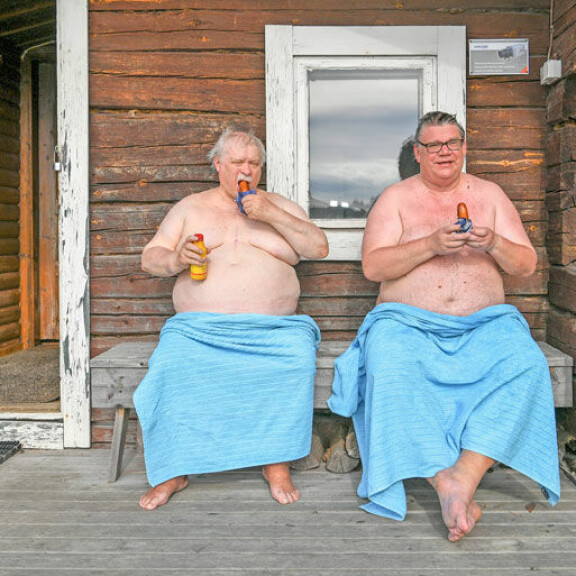 Löylyjen jälkeen Veijolle ja Timolle maistuvat saunamakkarat. Löylyjen jälkeen Veijolle ja Timolle maistuvat saunamakkarat.
