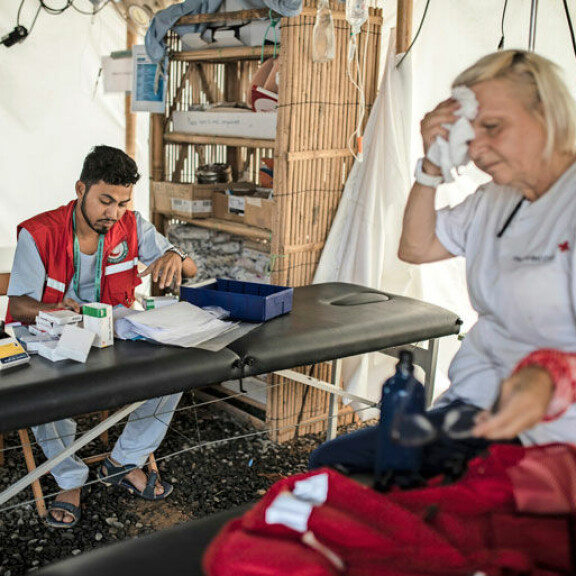 Sairaanhoitajat Mohabbot Hossain ja Aija Miettinen uurastavat välillä kellon ympäri kovassa helteessä. Sairaanhoitajat Mohabbot Hossain ja Aija Miettinen uurastavat välillä kellon ympäri kovassa helteessä.