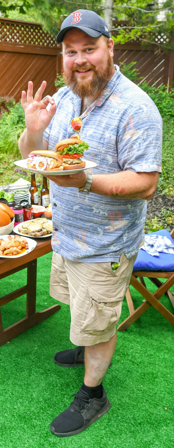 Valmista tuli! Akselin mielestä burgereiden ja hodareiden kanssa ei lisäkkeitä tarvita. Valmista tuli! Akselin mielestä burgereiden ja hodareiden kanssa ei lisäkkeitä tarvita.