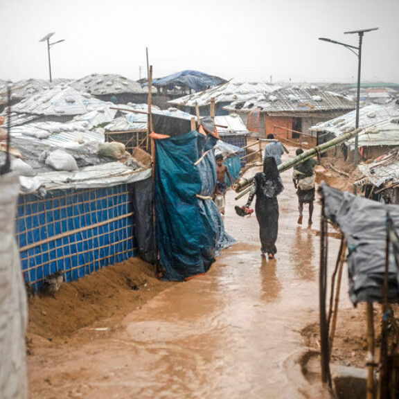 Monsuunikausi vaikeuttaa miljoonan pakolaisen elämää köyhässä Bangladeshissa. Monsuunikausi vaikeuttaa miljoonan pakolaisen elämää köyhässä Bangladeshissa.