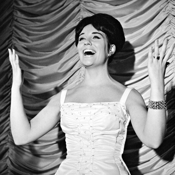 Tällaisia ovat rakastettujen muusikoiden viimeiset leposijat: Badding lepää veljensä vieressä - kuvat! Laila Kinnunen