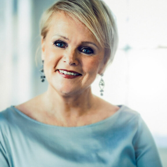 Paula Koivuniemi takoo paksua tiliä! Näin Suomen suurimmat iskelmätähdet tienaavat – katso! Katri Helena