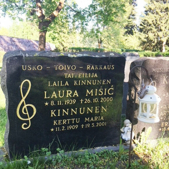 Tällaisia ovat rakastettujen muusikoiden viimeiset leposijat: Badding lepää veljensä vieressä - kuvat! Laila Kinnusen hauta.