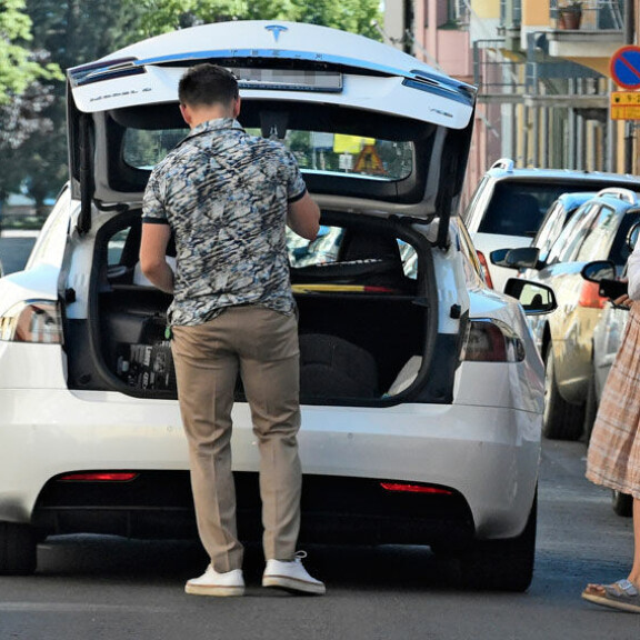 Maria katseli vierestä, kun Reino muutti Teslansa tilavaksi perheautoksi. Maria katseli vierestä, kun Reino muutti Teslansa tilavaksi perheautoksi.