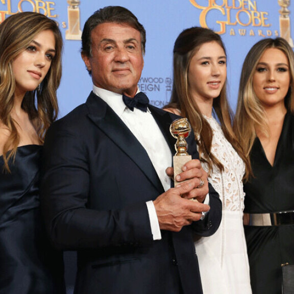 Syltty ja kauniiit tyttäret kuvattuina Golden Globes-palkintogaalassa tammikuussa 2016. Syltty ja kauniiit tyttäret kuvattuina Golden Globes-palkintogaalassa tammikuussa 2016.