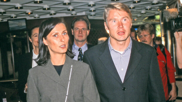 Erjan häämekko meinasi mennä pilalle! Muistatko Mika Häkkisen kohuhäät 20 vuotta sitten? Mika Häkkinen ja Erja avioituivat 20 vuotta sitten.