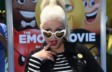Christina Aguilera rohkeana: poseerasi rennosti toinen rinta paljaana – kuva!