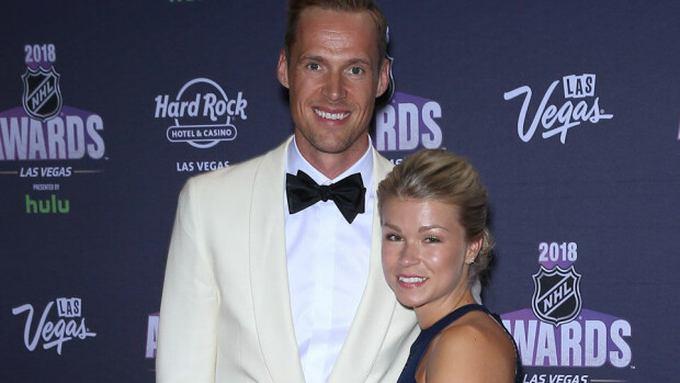 Pekka Rinne valittiin NHL:n parhaaksi maalivahdiksi: Erika-rakas hurmasi punaisella matolla – kuva! Pekka Rinne ja Erika
